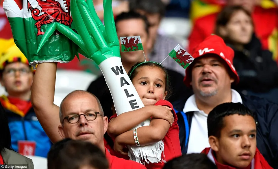 Một fan nhí rất dễ thương trên khán đài